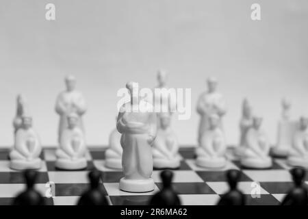 Les échecs ukrainiens avec les héros de Gogol sur le plateau symbolisent la bataille et la guerre Banque D'Images