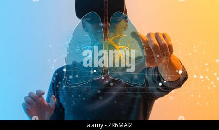 Santé et médecine, Covid-19, médecin tenant et diagnostiquant des poumons humains virtuels avec coronavirus se propagé à l'intérieur sur l'écran d'interface moderne sur Banque D'Images