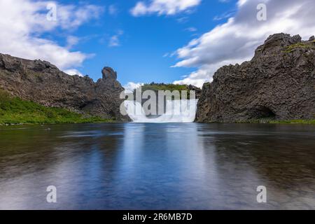 Un paysage pittoresque avec une rivière qui coule dans une gorge avec des eaux cristallines et tranquilles Banque D'Images