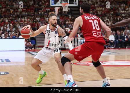 Milan, Italie. 09th juin 2023. Italie, Milan, juin 9 2023: Isaia Cordinier (Virtus Guard) dribbles sur le terrain en 4th quart pendant le match de basket-ball EA7 Emporio Armani Milan contre Virtus Segafredo Bologna, finale game1 playoff LBA 2022-2023 (photo de Fabrizio Andrea Bertani/Pacific Press) Credit: Pacific Press Media production Corp./Alay Live News Banque D'Images