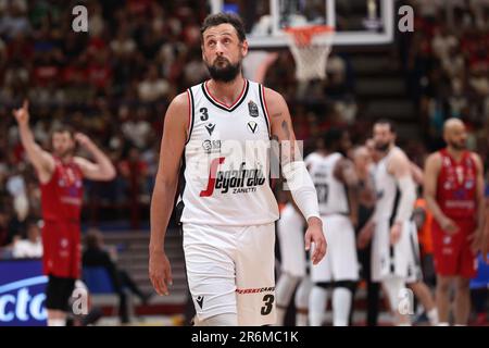 Milan, Italie. 09th juin 2023. Italie, Milan, juin 9 2023: Marco Belinelli (Virtus Guard) regarde le tableau de score dans 4th trimestre pendant le match de basket-ball EA7 Emporio Armani Milan contre Virtus Segafredo Bologna, finale game1 Playoff LBA 2022-2023 (photo de Fabrizio Andrea Bertani/Pacific Press) Credit: Pacific Press Media production Corp./Alay Live News Banque D'Images