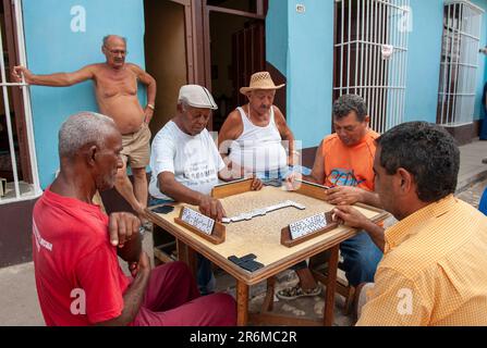 Trinité-et-Cuba. Les hommes jouent des dominos dans la rue avec des amis. Usage éditorial uniquement. Banque D'Images