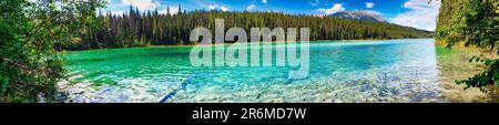 Vue panoramique sur le lac de 5th dans la région de la vallée des cinq lacs, près du parc national Jasper, dans les Rocheuses canadiennes Banque D'Images