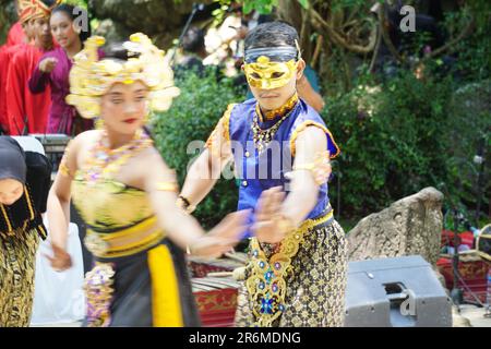 Le théâtre de Babad Kadhiri Jayati (l'histoire de Panji Ande-Ande Lumut) sur le spectacle selomangleng Banque D'Images