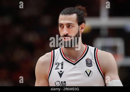 Milan, Italie, Italie. 9th juin 2023. Italie, Milan, juin 9 2023: Tornike Shengelia (Virtus Forward) en attente d'une entrée dans 2nd quart pendant le match de basket-ball EA7 Emporio Armani Milan contre Virtus Segafredo Bologna, final game1 Playoff LBA 2022-2023 (Credit image: © Fabrizio Andrea Bertani/Pacific Press via ZUMA Press Wire) USAGE ÉDITORIAL SEULEMENT! Non destiné À un usage commercial ! Banque D'Images