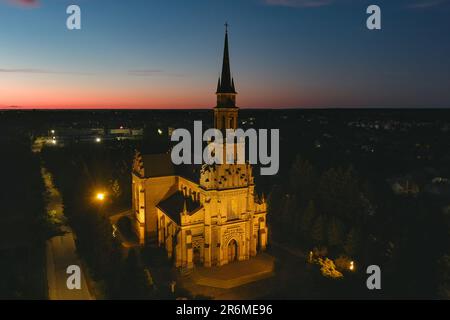 Vue aérienne de nuit de l'église catholique de St. Casimir à Naujoji Vilnia, à Vilnius, Lituanie Banque D'Images