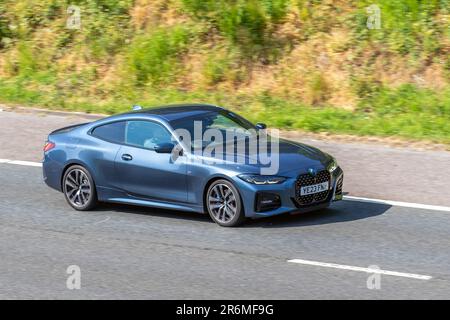 2023 BMW 420I M Sport Auto 420I Step Auto Start / Stop Blue car coupe essence 1998 cc se déplaçant à grande vitesse sur l'autoroute M6 dans le Grand Manchester, Royaume-Uni Banque D'Images