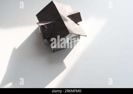 Jouet en carton coloré house isolated on white with clipping path Banque D'Images