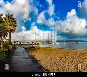 Plage de Sausalito sous les nuages blancs et le ciel bleu dans la région de la baie de San Francisco dans le comté de Marin dans l'état de Californie. Bateaux avec maisons. Banque D'Images