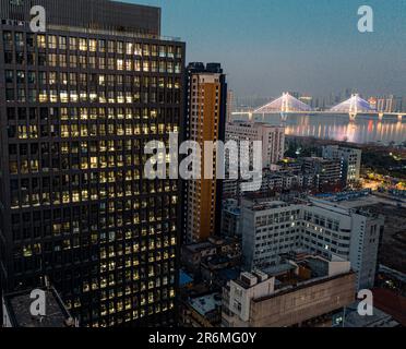 Une vue aérienne de la ville animée de nuit avec gratte-ciels éclairés à Wuhan Banque D'Images