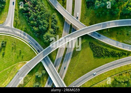 Vue aérienne d'une intersection routière dans la ville de Vilnius, Lituanie, le jour d'été Banque D'Images