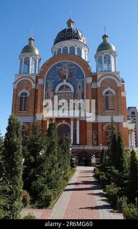 Kiev, Ukraine 6 mai 2023: Le complexe du temple de l'intercession Sainte Église orthodoxe ukrainienne Obolonska remblai dans la ville de Kiev Banque D'Images