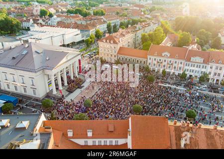 Vue aérienne de la foule célébrant la Journée de la nation lituanienne. Beaucoup de gens chantent l'hymne national de la Lituanie sur la place de l'Hôtel de ville. Banque D'Images