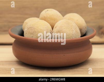 Cuisine des îles Canaries - papas arrugadas, pommes de terre ridly, dans un petit bol en céramique Banque D'Images