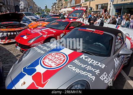 Voitures hautes performances exposées avant le début de la tournée européenne Gumball 3000 à George Street, Édimbourg, Écosse, Royaume-Uni. Banque D'Images