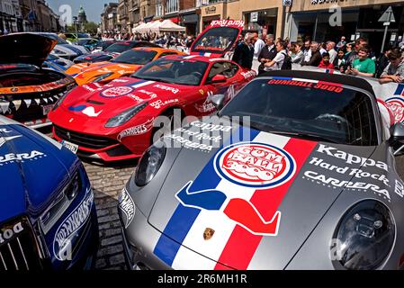 Voitures hautes performances exposées avant le début de la tournée européenne Gumball 3000 à George Street, Édimbourg, Écosse, Royaume-Uni. Banque D'Images