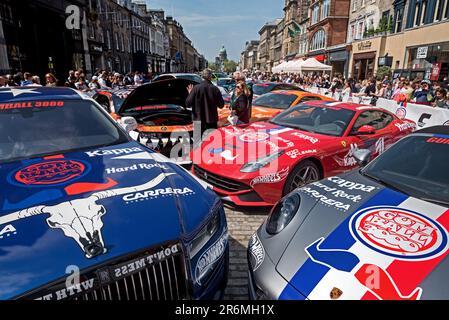 Voitures hautes performances exposées avant le début de la tournée européenne Gumball 3000 à George Street, Édimbourg, Écosse, Royaume-Uni. Banque D'Images