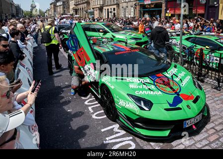 Voitures hautes performances exposées avant le début de la tournée européenne Gumball 3000 à George Street, Édimbourg, Écosse, Royaume-Uni. Banque D'Images