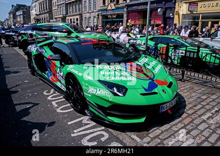 Voitures hautes performances exposées avant le début de la tournée européenne Gumball 3000 à George Street, Édimbourg, Écosse, Royaume-Uni. Banque D'Images