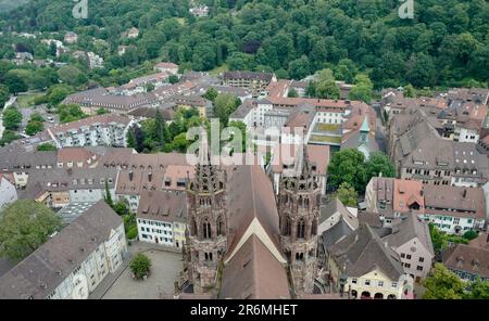 Vue depuis le clocher sur le toit de la cathédrale de Fribourg Banque D'Images