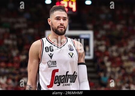 Milan, Italie. 09th juin 2023. Italie, Milan, juin 9 2023: Isaia Cordinier (Virtus Guard) lancement gratuit dans 4th trimestre pendant le match de basket-ball EA7 Emporio Armani Milan vs Virtus Segafredo Bologna, finale game1 Playoff LBA 2022-2023 (photo de Fabrizio Andrea Bertani/Pacific Press/Sipa USA) crédit: SIPA USA/Alay Live News Banque D'Images