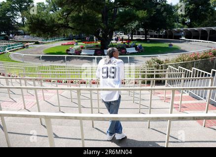 Elmont, États-Unis. 10th juin 2023. Les fans de course assistent à la course des enjeux de Belmont en 155th à Elmont, New York, samedi, 10 juin 2023. Photo de John Angelillo/UPI crédit: UPI/Alay Live News Banque D'Images