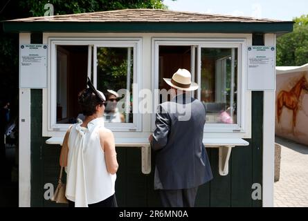 Elmont, États-Unis. 10th juin 2023. Les fans de course assistent à la course des enjeux de Belmont en 155th à Elmont, New York, samedi, 10 juin 2023. Photo de John Angelillo/UPI crédit: UPI/Alay Live News Banque D'Images