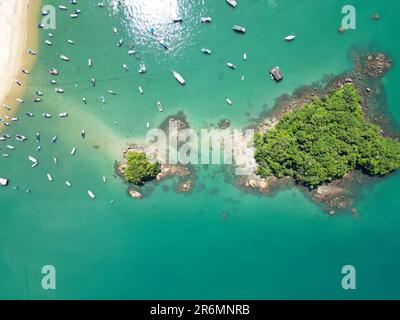 Une prise de vue aérienne de bateaux sur la mer par une journée ensoleillée à Angra dos Reis, Brésil Banque D'Images