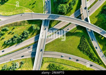 Vue aérienne d'une intersection routière dans la ville de Vilnius, Lituanie, le jour d'été Banque D'Images