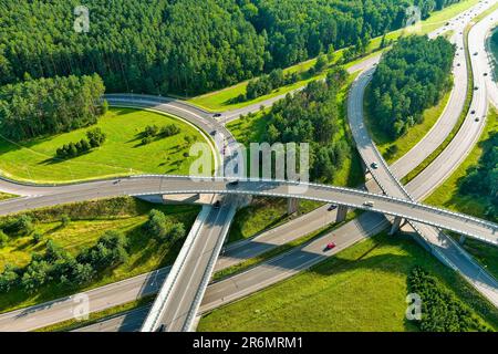 Vue aérienne d'une intersection routière dans la ville de Vilnius, Lituanie, le jour d'été Banque D'Images