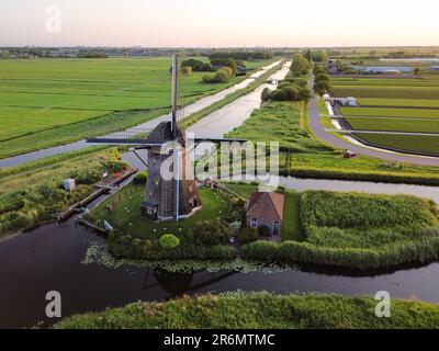 Vue aérienne d'un moulin à vent hollandais classique dans le grand paysage ouvert de la Hollande Banque D'Images