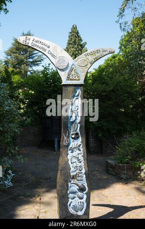 Millenium Milepost, conçu par Jon Mills, sur la route nationale du cycle à Lowndes Park, Chesham, Buckinghamshire, Angleterre, Royaume-Uni Banque D'Images