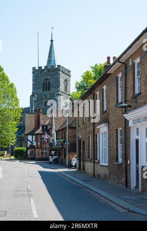 Vue sur Church Street en direction de l'église St Mary et du pub Feathers. Rickmansworth, Hertfordshire, Angleterre, Royaume-Uni Banque D'Images