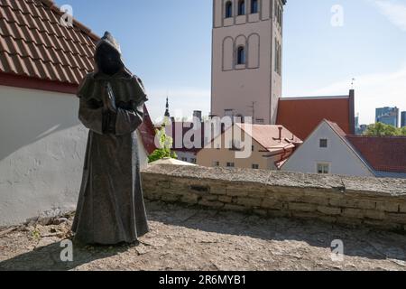 Un moine priant au jardin du roi danois à Tallinn Banque D'Images