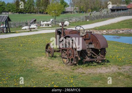 Vieux matériel agricole abandonné sur l'île de Saarema en Estonie Banque D'Images