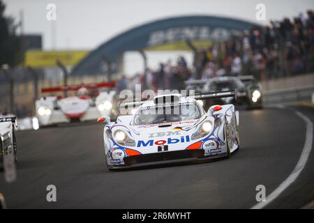 Le Mans, France. 10th juin 2023. Porsche 911 GT1-98 conduit par Laurent Aiello, Stephane Ortelli et Allan McNish, vainqueur du Mans 1998 lors de la parade précédant les 24 heures du Mans 2023 sur le circuit des 24 heures du Mans de 10 juin au 11, 2023 au Mans, France - photo : Joao Filipe/DPPI/LiveMedia crédit: Agence de photo indépendante/Alay Live News Banque D'Images