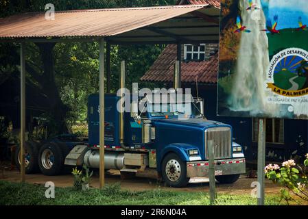 Wesley Crowthers 1987 Kenworth W900 garé sous un abri de toit Banque D'Images