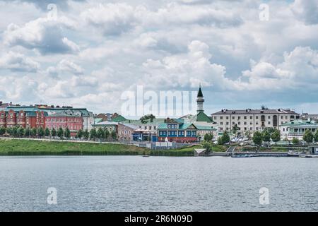 Vue de l'ancienne colonie de Tatar depuis le lac Nizhny Kaban, Kazan, Russie Banque D'Images