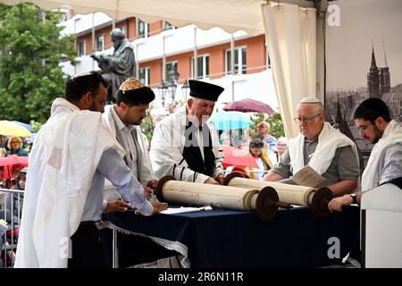 Nuremberg, Allemagne. 10th juin 2023. Les ecclésiastiques juifs célèbrent un service juif pour la première fois lors du Kirchentag protestant allemand de 38th sur le site de la synagogue détruite en 1938. Le Congrès de l'Église protestante allemande de 38th se tiendra à Nuremberg, de 07 juin à 11 juin 2023. Credit: PIA Bayer/dpa/Alay Live News Banque D'Images