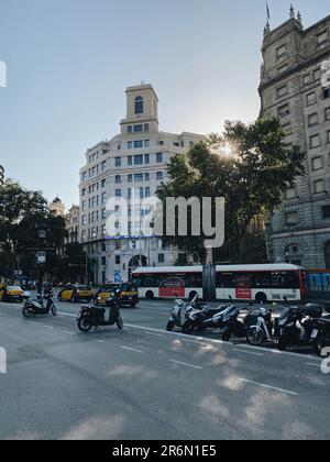 Une rangée de motos de style vintage garées dans le centre-ville historique de Barcelone, avec une architecture charmante et des rues pavées en arrière-plan Banque D'Images