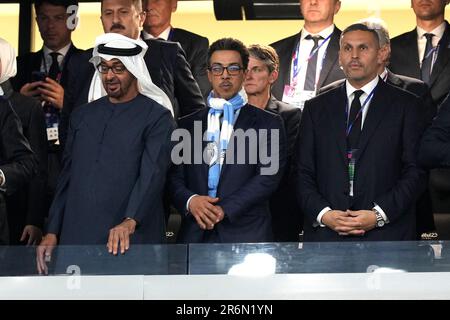 Le propriétaire de Manchester, Sheikh Mansour bin Zayed bin Sultan Al Nahyan (au centre) et le président Khaldoon Khalifa Al Mubarak (à droite) lors du match final de la Ligue des champions de l'UEFA au stade olympique Ataturk, à Istanbul. Date de la photo: Samedi 10 juin 2023. Banque D'Images