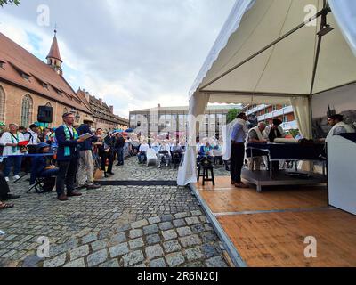 Nuremberg, Allemagne. 10th juin 2023. Les participants célèbrent un service juif pour la première fois lors du Congrès de l'Église protestante allemande de 38th sur le site de la synagogue détruite en 1938. Le Kirchentag protestant allemand de 38th se tiendra à Nuremberg, de 07 juin à 11 juin 2023. Credit: PIA Bayer/dpa/Alay Live News Banque D'Images