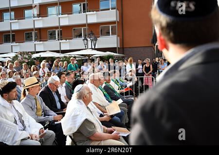 Nuremberg, Allemagne. 10th juin 2023. Les participants célèbrent un service juif pour la première fois lors du Congrès de l'Église protestante allemande de 38th sur le site de la synagogue détruite en 1938. Le Kirchentag protestant allemand de 38th se tiendra à Nuremberg, de 07 juin à 11 juin 2023. Credit: PIA Bayer/dpa/Alay Live News Banque D'Images