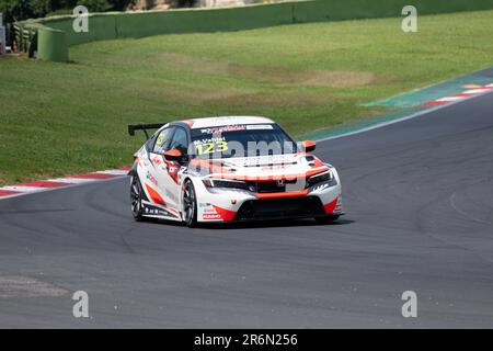 Circuit de Vallelunga, Rome, Italie 11 juin 2023 - Festival de TCR Italie, Tour du monde de TCR, qualification. Mattias Vahtel (est), Honda Civic Type R FL5 TCR en action sur piste lors de la phase de qualification. Crédit photo : Fabio Pagani/Alay Live News Banque D'Images