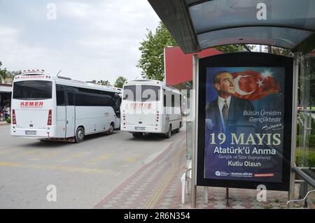 Kemer, Turquie - 27 mai 2023 - Arrêt de bus avec image Kemal Atatürk. (Markku Rainer Peltonen) Banque D'Images