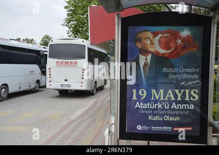 Kemer, Turquie - 27 mai 2023 - Arrêt de bus avec image Kemal Atatürk. (Markku Rainer Peltonen) Banque D'Images