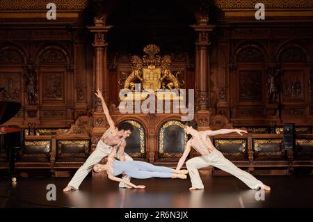 Hambourg, Allemagne. 10th juin 2023. Des danseurs de la Hamburg Ballet's Theatre Class Ballet School se produisent sur scène dans la salle des fêtes de l'hôtel de ville pour marquer la saison anniversaire 50th au Hamburg Ballet. Le Sénat de Hambourg a honoré le directeur de ballet et citoyen honoraire Neumeier à l'occasion du 50th anniversaire du Ballet de Hambourg par une réception au Sénat. Credit: Georg Wendt/dpa/Alay Live News Banque D'Images