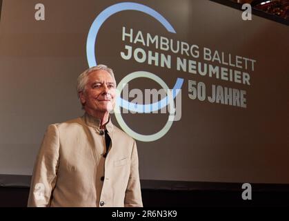 Hambourg, Allemagne. 10th juin 2023. John Neumeier, directeur artistique et chorégraphe en chef du Ballet de Hambourg, est sur scène dans la salle de bal de l'hôtel de ville pour marquer la saison des 50th ans au Ballet de Hambourg. Le Sénat de Hambourg a honoré Neumeier, directeur de ballet et citoyen honoraire, d'une réception au Sénat pour souligner le 50th anniversaire du Ballet de Hambourg. Credit: Georg Wendt/dpa/Alay Live News Banque D'Images