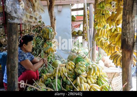 Le marché de Nyaung U (Nyaung Oo) (Mani Sithu) à Nyaung U, près de Bagan Myanmar (Birmanie) vendant des bananes Banque D'Images