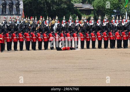 Parade des gardes à cheval, Londres, Royaume-Uni sur 10 juin 2023. Les Medics de l'armée assistent à l'effondrement d'un soldat dans la chaleur extrême tandis que le prince William de HRH, le prince de Galles passe en revue les régiments des divisions de ménage en tant que colonel régimentaire des gardes gallois lors de la parade des gardes à cheval Trooping, Londres, Royaume-Uni sur 10 juin 2023. Les divisions de la parade comprennent les gardes-pieds; les gardes-Grenadiers, les gardes de Coldstream, les gardes-Scots, Les gardes irlandais, les gardes gallois, avec le régiment monté de la cavalerie de la maison composé des gardes de vie et des Bleus et Royals. Crédit : Francis Knight Banque D'Images